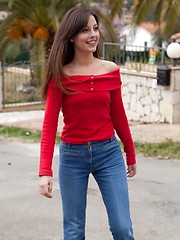 Vivacious Lorena with an endearing smile and intimate details. - Pics