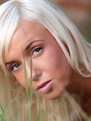 Platinum blonde hair on this gorgeous model with flexible hips and mesmerizing eyes, she gets naked outside and you can not stop watching. - Pics