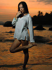 Top Model Jenya sports her colorful bikini for a little while before loosing control. - Pics