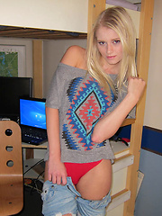 Horny horny texas teen finger fucks her self in these little blonde gf solo sex pics - Pics