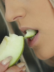Morning sex on the kitchen - Pics