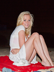 Kenze Thomas after hours beach - Pics