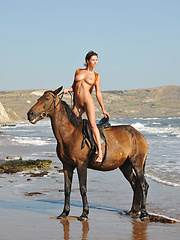 Suzanna A horse-back rides naked on the beach - Pics