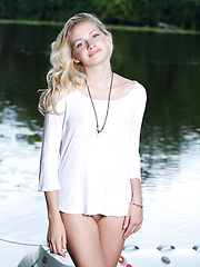 An elegant yet carefree outdoor shoot by the lake with the beautiful Monique C - Pics