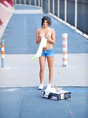 Trisha gets out her rollerblades - Pics