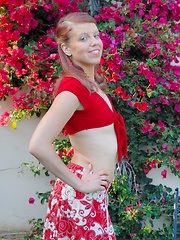 Annalina plays in the garden - Pics