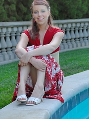 Annalina plays in the garden - Pics