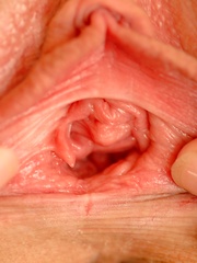 Samantha shows off lots of pink - Pics