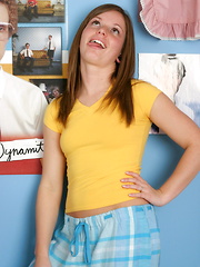 Teen cutie drops her pajama pants to show the boys her little cookie - Pics