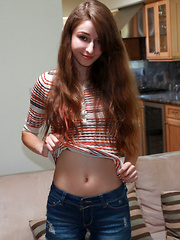 Fresh amateur cutie spreads her juicy pussy open for some vibrating orgasms - Pics