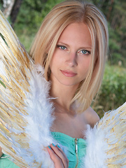 Amazing blonde teen babe gets naked on the lap of nature and tries to mimic some angelic beauty with her poses. - Pics