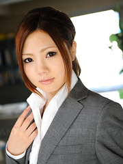 Arousing Iroha Kawashima strips at her work - Pics
