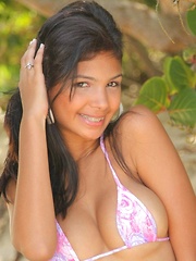 Karla shows off her hot body in her pink itty bitty bikini - Pics