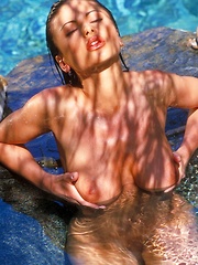 Veronica Zemanova - gets a little sun on her amazing natural body - Pics