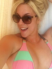 xoGisele shows off her busty body in her summer candids - Pics