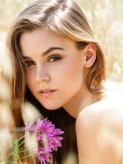 Amberleigh West stay gold - Pics