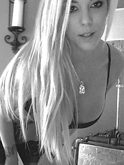 xoGisele wears a crotchless body suit and has some fun in front of the webcam - Pics