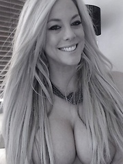xoGisele wears a crotchless body suit and has some fun in front of the webcam - Pics
