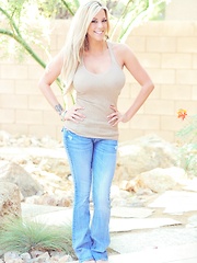 xoGisele wears tight jeans and a small tank that fits her tanned body perfectly - Pics
